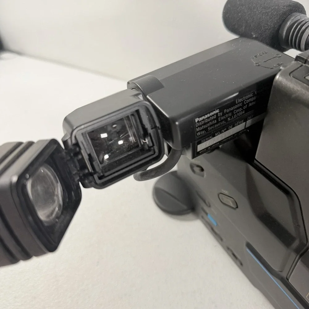 Vintage Panasonic OmniMovie VHS Camcorder PV-320D POWERS ON AS IS READ